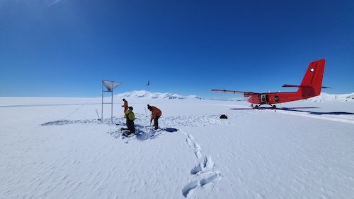 Polar scientists verifying and calibrating satellite data in the field (c)CPOM, Credit: Professor Andrew Shepherd